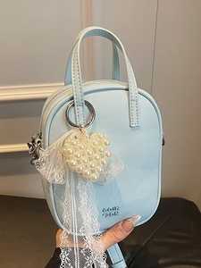 Mini borsa a tracolla celeste con ciondolo cuore di perle e nastro di pizzo bianco