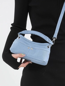 Borsa a tracolla in denim azzurro con borchie argentate e tracolla regolabile per donna