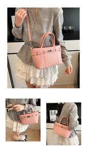Vues détaillées du sac seau en cuir litchi rose avec finitions argentées et bandoulière
