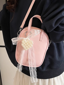 Borsa a tracolla rosa in ecopelle con fiocco di pizzo e ciondolo a cuore perlato