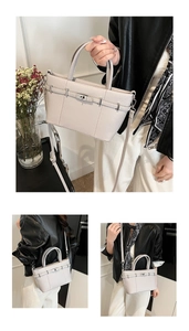Détail du sac seau en cuir grainé beige avec fermoir métallique et bandoulière amovible