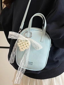 Borsa a tracolla in pelle celeste con pendente a cuore di perla e fiocco in pizzo