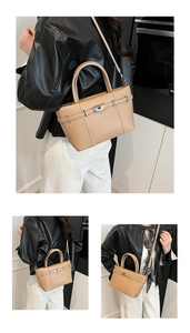Détail du sac seau en cuir grainé kaki avec poignée supérieure et fermoir métallique