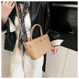 Sac seau en cuir grainé avec finitions argentées et bandoulière réglable pratique