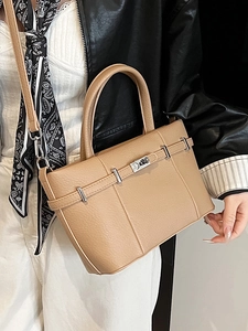 Sac seau classique en cuir grainé camel avec fermoir rotatif argenté pour femme
