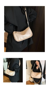Vue détaillée du sac à bandoulière abricot avec une large sangle tissée élégante