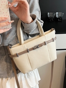 Sac seau chic en cuir beige avec lanières marrons et fermoir pivotant en argenté