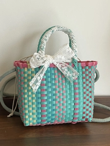 Sac à main tissé coloré avec nœud en dentelle et doublure à cordon de serrage