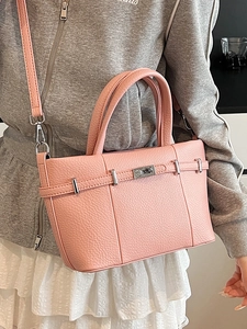 Sac seau rose texture litchi avec boucle argentée et bandoulière pour femme
