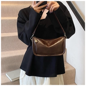 Vue détaillée du sac à bandoulière marron foncé vintage avec boucle métallique
