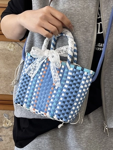 Mini sac à main tissé bleu et blanc avec nœud en dentelle et bandoulière pour femme