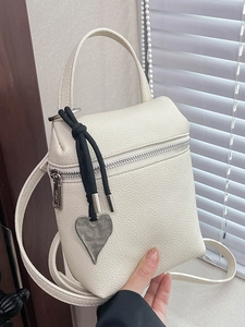 Petit sac carré en cuir litchi blanc avec pendentif coeur et fermeture éclair argentée