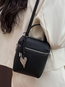 Petit sac carré en cuir noir avec pendentif coeur argenté et bandoulière réglable