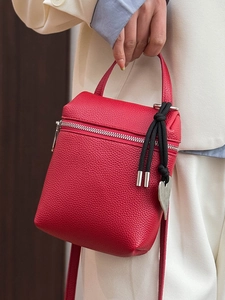 Sac carré en cuir rouge motif litchi avec fermeture éclair et pendentif en cœur