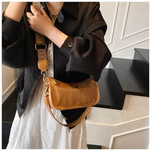 Sac hobo marron avec bandoulière large en jacquard géométrique et détails dorés