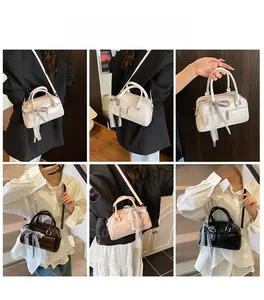 Collage de sacs Boston chic en plusieurs couleurs avec nœuds en dentelle et sangles