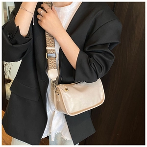 Détail du sac bandoulière en cuir PU crème avec large bandoulière tissée style bohème