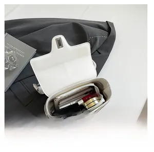 Innenansicht einer gesteppten weißen Umhängetasche mit Platz für Handy und Lippenstift