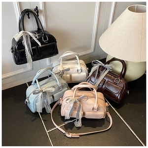 Plusieurs sacs Boston de style doux en couleurs variées avec nœuds dentelle et poches
