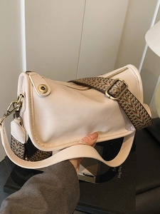 Sac sous le bras Maillard chic avec large bandoulière bohème et finition crème lisse