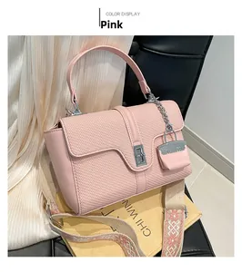 Details einer rosa Umhängetasche mit gewebter Klappe und floralem Jacquard-Gurt