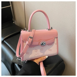 Dettaglio borsa rosa con stampe di orsetti e chiusura a girello in metallo argento