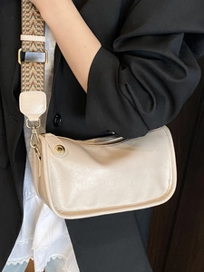 Sac bandoulière beige chic en similicuir avec large bandoulière géométrique vintage