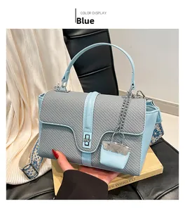 Detail der blauen Ledertasche mit gewebter Klappe, Silberschnalle und gemustertem Jacquard-Gurt