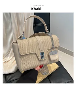Detailansicht der khakifarbenen Web-Handtasche mit Metalldrehverschluss und Mini-Geldbörse