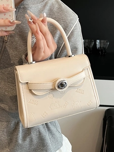 Borsa a mano bianco crema con orsetto a rilievo e chiusura a girello in metallo argento