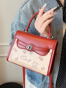 Borsa quadrata a tracolla in pelle rossa con stampe cartoon e manico superiore alla moda