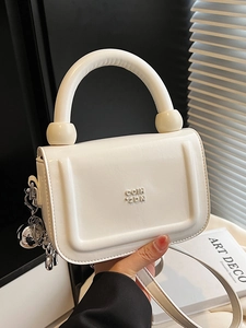Sac à main carré chic blanc crème en cuir avec poignée ronde et breloque logo