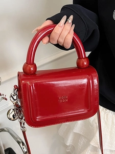 Petit sac à main rouge brillant en cuir ciré avec poignée supérieure et breloque boule