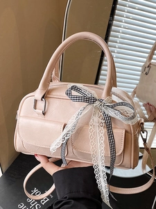 Sac Boston rose avec nœud à carreaux noir et ruban en dentelle pour un look élégant