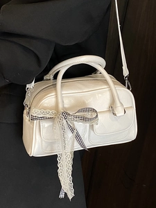 Sac Boston blanc élégant avec nœuds en dentelle et texture pour trajets décontractés
