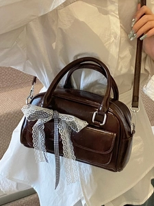 Sac Boston brillant marron foncé élégant avec nœud en dentelle et bandoulière