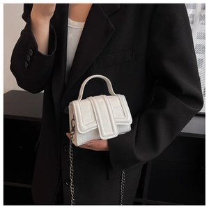 Vue détaillée de la texture crocodile blanche en cuir PU et de la chaîne métallique