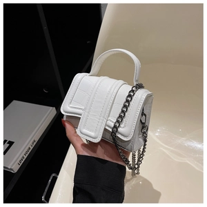 Détail du mini sac blanc à motif crocodile avec bandoulière chaîne et poignée rigide