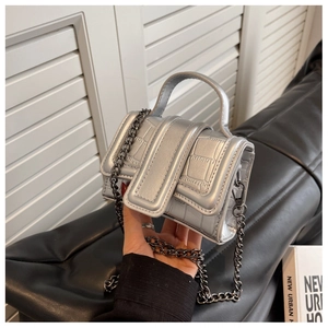 Détail du mini sac bandoulière argenté avec relief crocodile et bandoulière chaîne