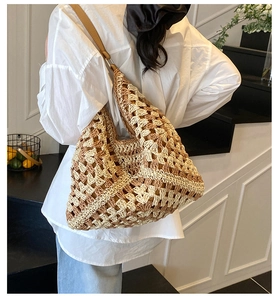 Détail du sac fourre-tout tissé ajouré avec motifs contrastés et bandoulière en cuir brun