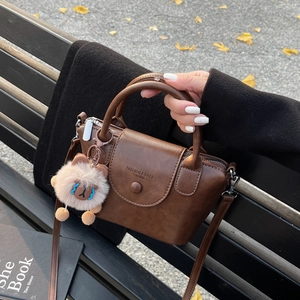 Détail d'un mini sac cabas marron rétro avec charm mouton et fermeture à glissière