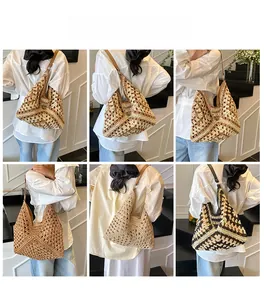 Détail du sac cabas en paille tressé à la main avec maille évidée et contrastes