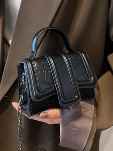 Mini sac bandoulière noir à motif crocodile avec chaîne argentée et poignée en cuir