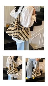 Gros plan détaillé montrant la texture au crochet géométrique noir et blanc du sac en paille