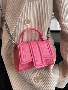 Mini sac à main fuchsia à motif pierre avec bandoulière chaîne argentée et poignée chic