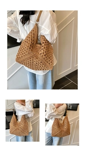 Détail du motif tissé ajouré et des anses en cuir sur un sac cabas de plage en paille