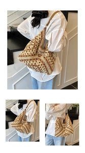 Détail du tissage ajouré géométrique sur un sac fourre-tout en paille bicolore et cuir
