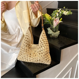 Détail du sac cabas en paille tissée avec bretelles marron et motifs géométriques