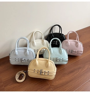 Collection de mini sacs à main Boston aux couleurs vives sur un sol en bois rustique