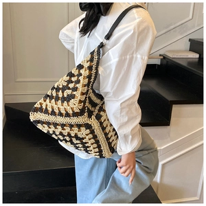 Détail du sac fourre-tout tissé en damier avec bandoulière réglable en cuir noir